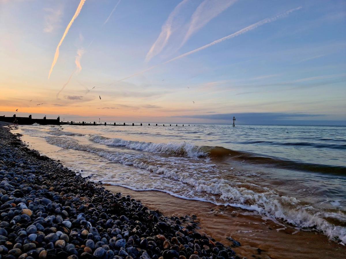 The Wave - 3 Bed Beach Front Home In Sheringham Exterior photo